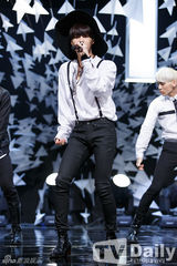 组图：SHINee回归打榜军服风帅气 女团露腰秀腿