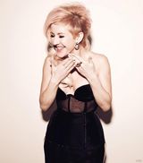 组图：绵羊音女伶渔网罩露双莓 黑纱蒙面神秘