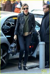 组图：米兰达流苏皮衣干练 红唇展笑颜心情佳