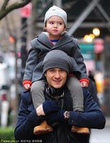 组图：弗林坐老爸肩头乐开怀 米兰达镂空衫性感