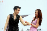 组图：周汤豪露胸答谢歌迷 廖晓乔贴心按摩