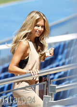 组图：荷兰队中场范德法特妻子西尔维亚