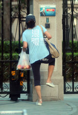 马雅舒挺大肚逛超市 空手而归路边摊买水果(图)