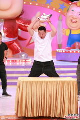 组图：郑伊健陈小春《无敌奖门人》录影玩游戏