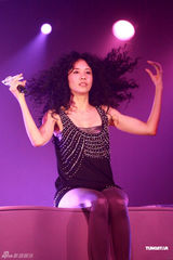 幻灯图集：莫文蔚登场音乐擂台 性感女神依旧撩人