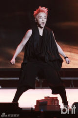 组图：EXO办回归秀咆哮掀高潮 女歌迷激动晕倒