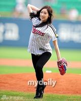 组图：少女时代泰妍徐贤亮相棒球场 开球秀身姿