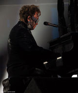 高清组图：埃尔顿-约翰“灰头土脸”戴面具全情演出