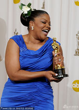 高清图：莫妮克拿奖兴奋大笑 与威廉姆斯分享喜悦 