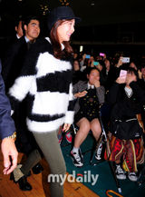 组图：金荷娜回母校任一日老师 不好意思羞红脸