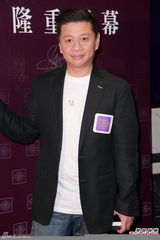 组图：张智霖唱K偏爱女歌手 儿子唱自己歌心甜