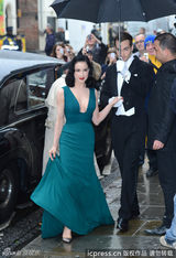 组图：黛塔-范-提斯深V长裙露完美胸线