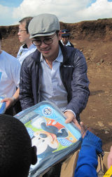 幻灯：周迅苏有朋关爱儿童成长 非洲捐助北京小学 