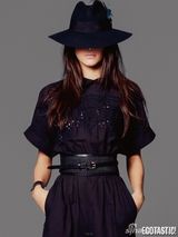 组图：肯达尔写真秀长腿 金-卡戴珊高呼嫉妒