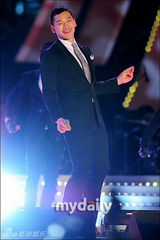 组图：Rain服军役期间奉命演出 不穿军装穿正装