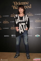 组图：伍佰着及膝裙压轴走秀 杨乃文飘逸相伴