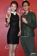 组图：熊黛林携手张智霖出席活动 大露背打扮抢镜