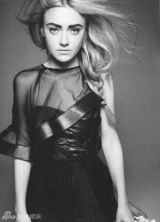 幻灯：达科塔范宁黑白写真 复古浓眉彰显摇滚叛逆