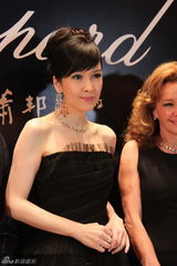 组图：周慧敏妩媚出席活动 肌肤白皙气质优雅高贵
