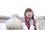 组图：陈怡踏足雪后故宫 化身传统中国娃娃
