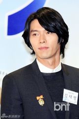 组图：韩星玄彬17年存款35亿韩元 荣获总统表彰