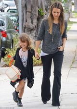 组图：辣妈阿尔芭带爱女出街 囧娃潮衫皮靴抢镜