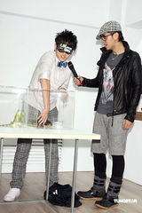 幻灯：黄靖伦专辑首周夺冠 罗志祥拿恐怖箱站台