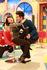 组图：张晓龙做客《康熙来了》遭小S胸袭