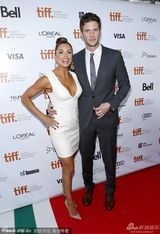 组图：《对的错误》首映 莎拉-坎宁着抹胸裙