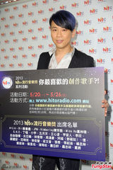 组图：陶喆黑色西服帅气亮相 现场不会写中文