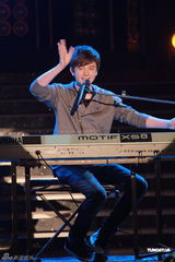 组图：Greyson亚视录节目唱新歌  期待去泰国骑大象