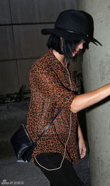 组图：凯蒂佩里豹纹装出街 戴黑帽面无表情