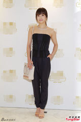 组图：f(x)队长宋茜柔美亮相　抹胸装性感可人