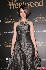 组图：伍佰着及膝裙压轴走秀 杨乃文飘逸相伴