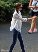 组图：米兰达可儿抱娃玩滑梯荡秋千母爱泛滥