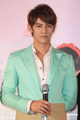 组图：汪东城携具惠善亮相新剧发布会自曝秀身材