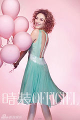 组图：应采儿粉色系清新大片展现率真开朗本色