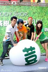 幻灯图：大嘴巴募集拥抱做公益 帮年轻人建立自信