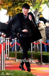 组图：李钟硕GD等闪耀颁奖红毯 女偶像尴尬跌倒