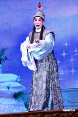 幻灯图：陈宝珠粤剧唱进红馆 尾场演出历经丧母痛 