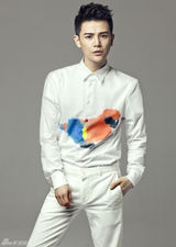 组图：孙坚白衬衫写真 招牌式微笑独特魅力