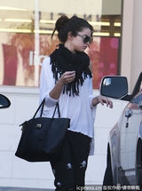 组图：赛琳娜再度分手心情差 骷髅裤配皮靴颓废