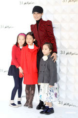 组图：马艳丽爱戴捧场时装秀 偶遇球星中田英寿