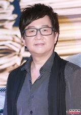 组图：伦永亮8月举行两场演唱会 感谢好友帮忙