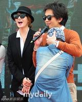 组图：金宣儿中性风亮相釜山 西装黑超帅酷