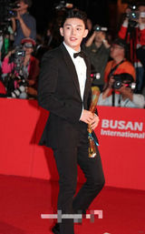 组图：釜山电影节开幕 刘亚仁面带微笑亮相