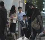 组图：蒋勤勤陈建斌夫妇携子现身机场
