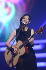 高清图集：新浪网络盛典 张悬深情演唱笑容满面