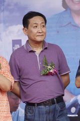 组图：李雪健敬业不惧炎热  民警制服不离身