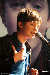 组图：Lady Gaga师弟台北开唱 不插电纲琴独奏